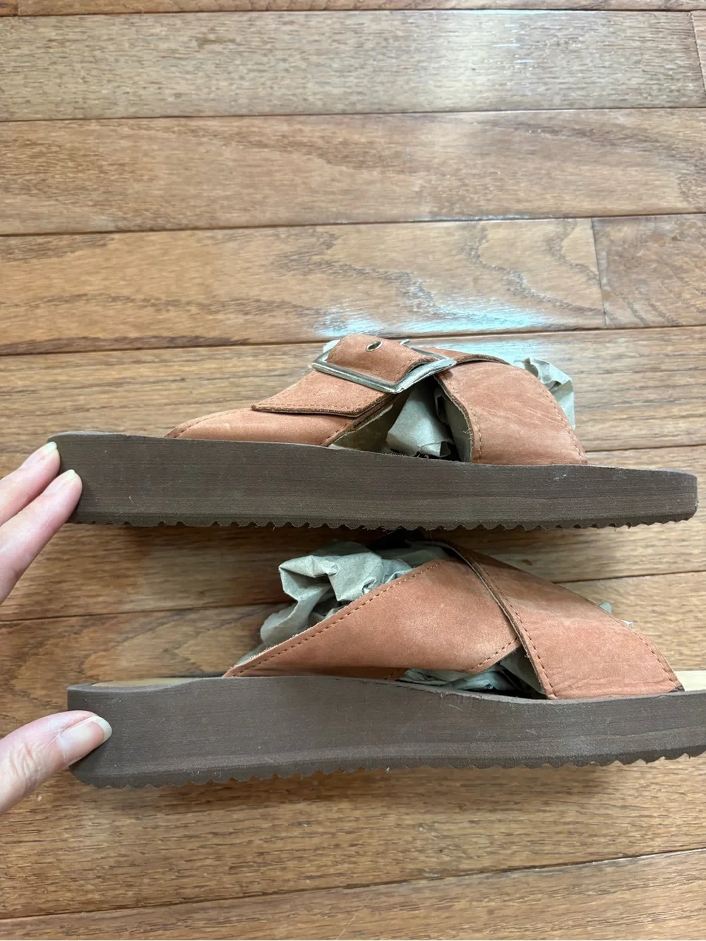 New never worn DKNY Brown Buckle Slide Sandals size 6